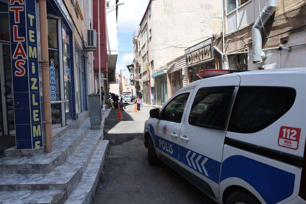 Silahlı saldırıya çakmakla karşılık verdiler! İlginç anlar kamerada 6